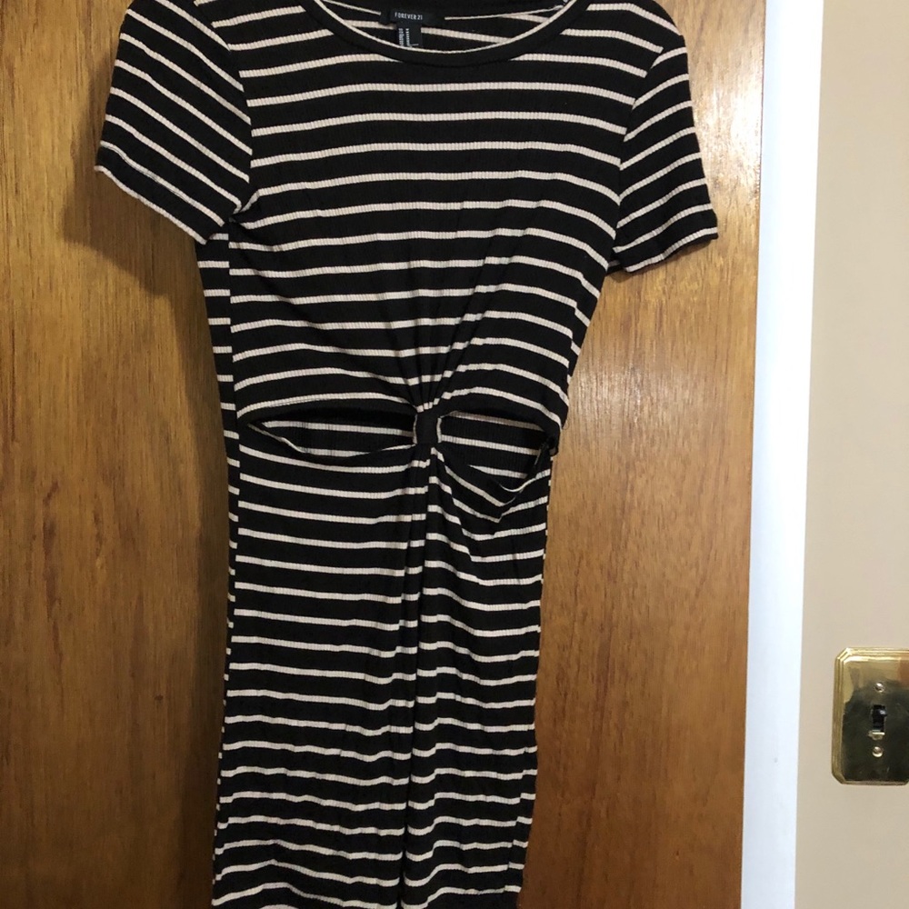 Medium Forever 21  measures 32” long